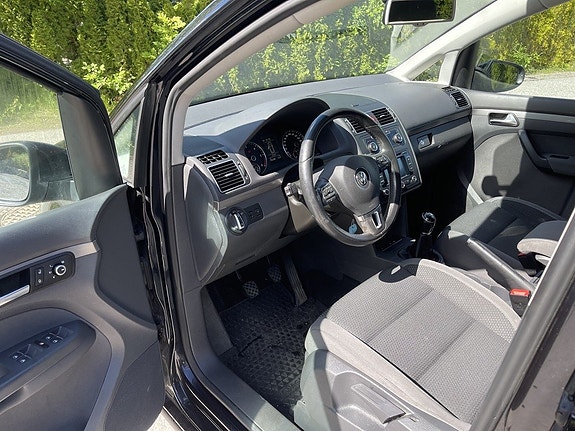 Volkswagen Touran 9 of 27