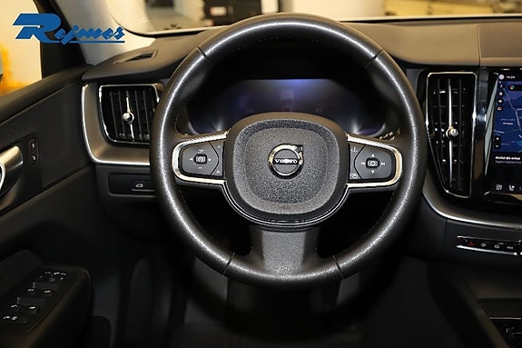 Volvo XC60 10 of 23