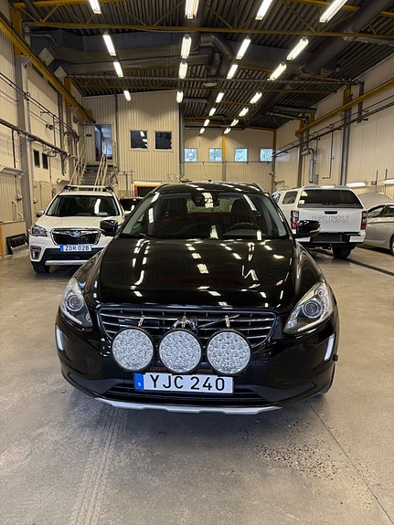 Volvo XC60 2 of 7