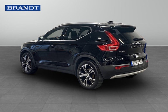 Volvo XC40 2 of 5