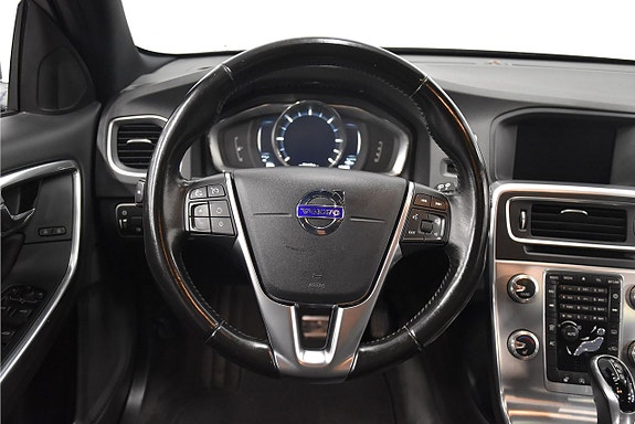 Volvo V60 Cross Country 2 of 5