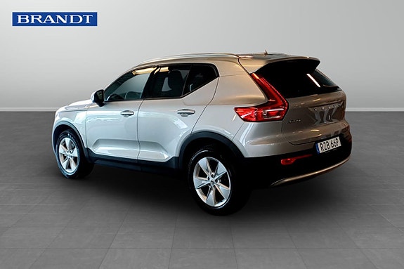Volvo XC40 2 of 5