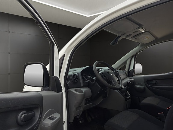 Nissan NV200 13 of 27