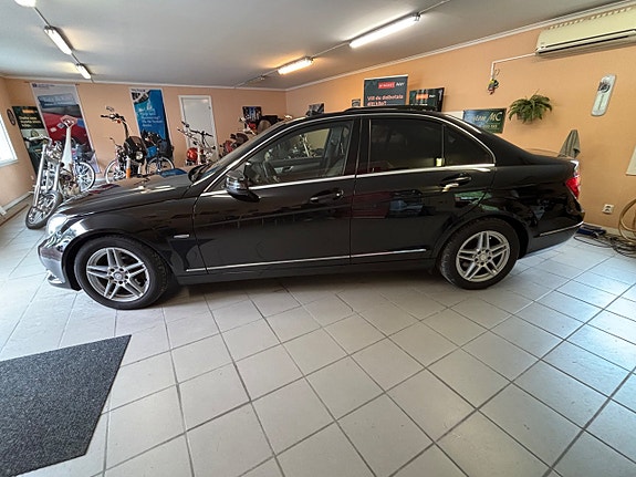 Mercedes-Benz C220 3 of 5