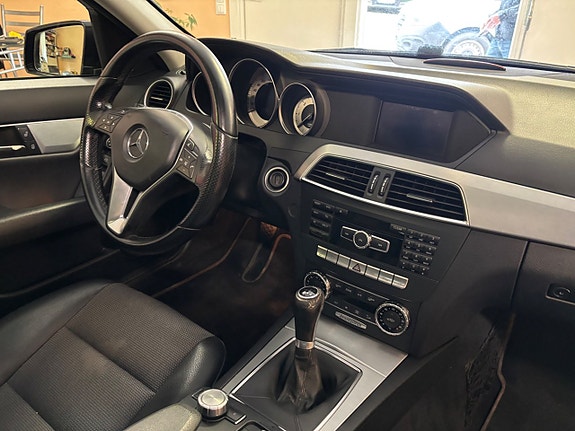 Mercedes-Benz C220 11 of 17
