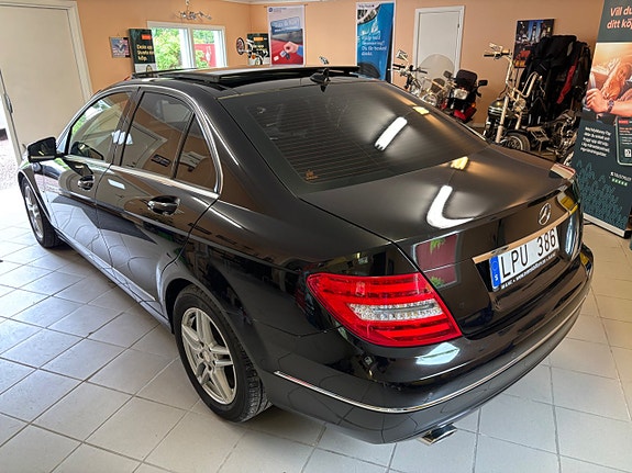 Mercedes-Benz C220 4 of 5