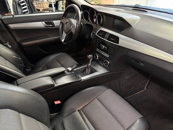 Mercedes-Benz C220 10 of 17