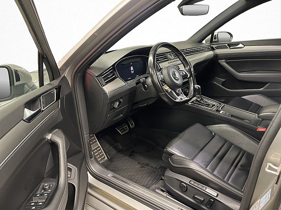Volkswagen Passat 10 of 28