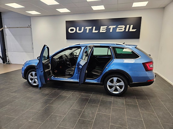 Skoda Octavia Scout 3 of 5