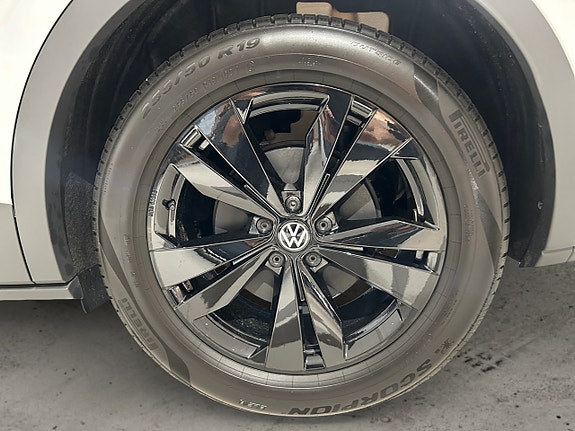 Volkswagen ID.4 4 of 5