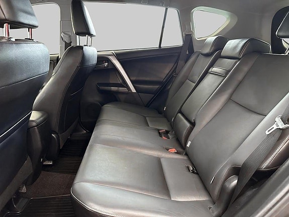 Toyota RAV4 8 of 11