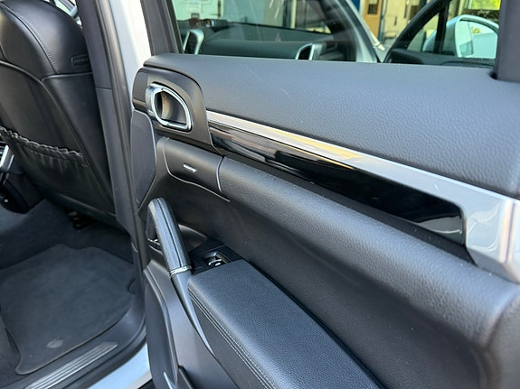 Porsche Cayenne 10 of 11
