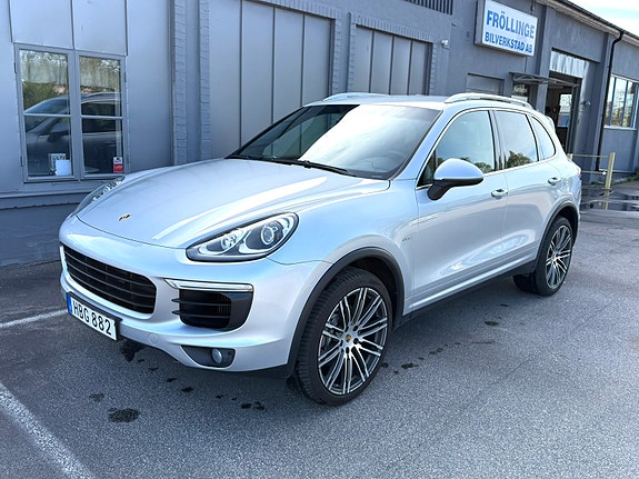 Porsche Cayenne 4 of 5
