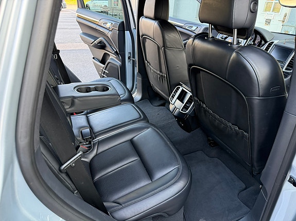 Porsche Cayenne 9 of 11