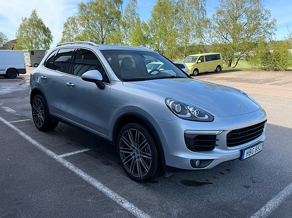 Porsche Cayenne 3 of 5
