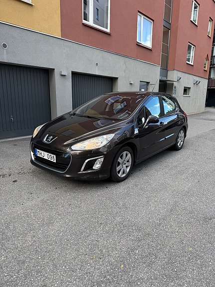 Peugeot 308 2 of 5