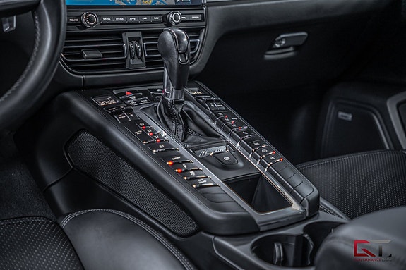 Porsche Macan Turbo 17 of 22