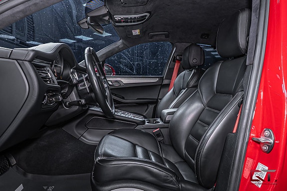 Porsche Macan Turbo 14 of 22