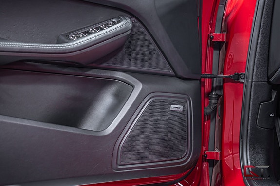 Porsche Macan Turbo 10 of 22