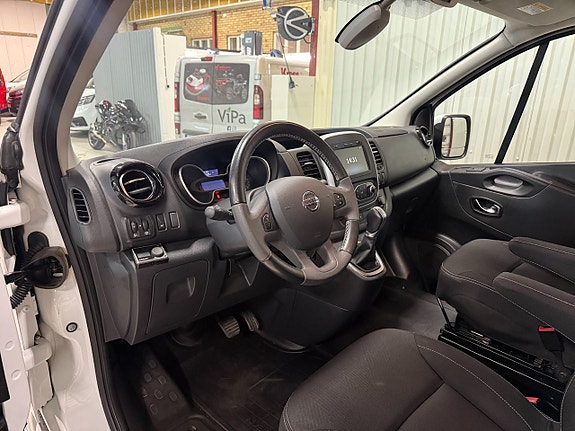 Nissan NV300 9 of 19
