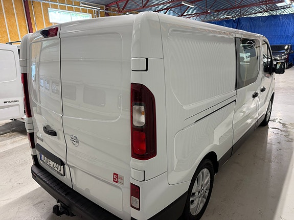 Nissan NV300 4 of 19