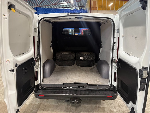 Nissan NV300 14 of 19