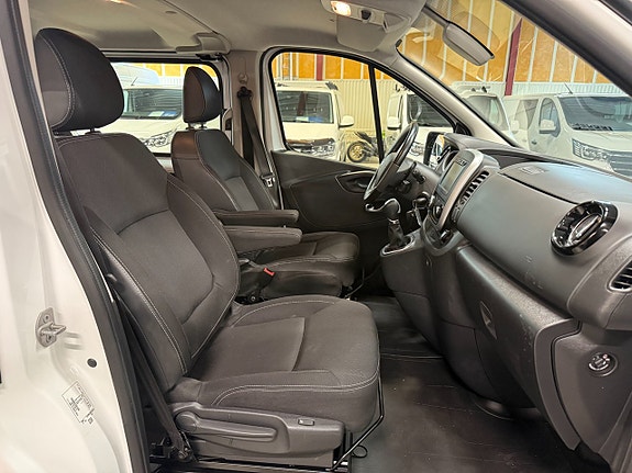 Nissan NV300 13 of 19