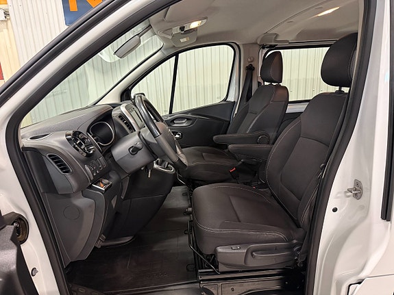 Nissan NV300 7 of 19