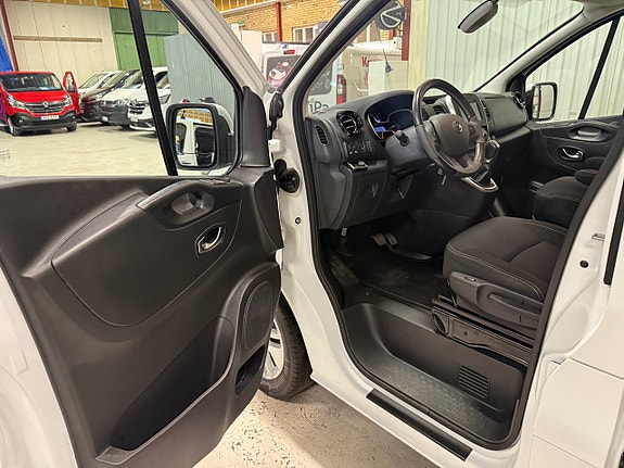 Nissan NV300 10 of 19