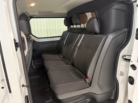 Nissan NV300 8 of 19