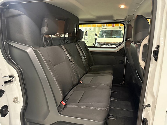 Nissan NV300 12 of 19