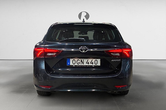 Toyota Avensis 6 of 17