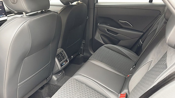 Volkswagen T-Roc 11 of 12