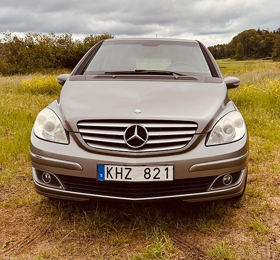 Mercedes-Benz B200 2 of 5