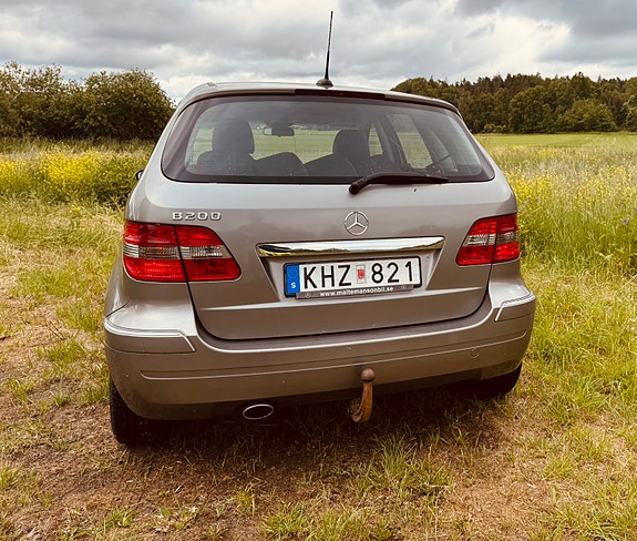 Mercedes-Benz B200 4 of 5