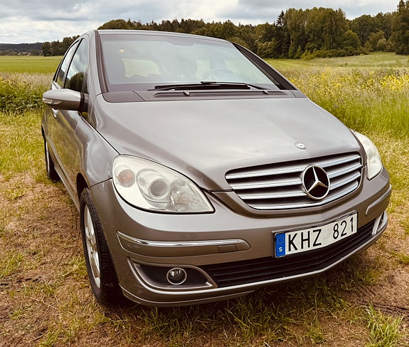 Mercedes-Benz B200 3 of 5