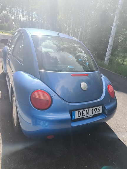 Volkswagen New Beetle 2 of 4