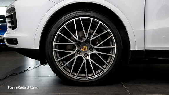 Porsche Cayenne 9 of 24