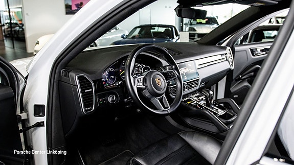 Porsche Cayenne 10 of 24