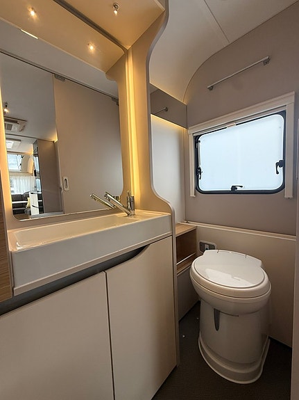 Adria Adora 572 UT 16 of 22