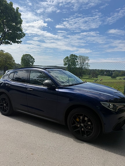 Alfa Romeo Stelvio 2 of 5