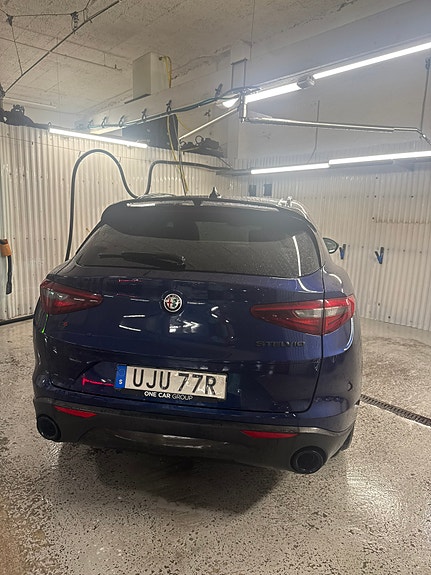 Alfa Romeo Stelvio 3 of 5