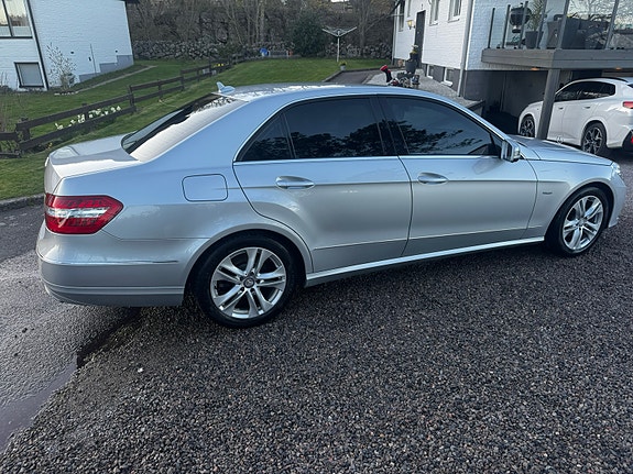 Mercedes-Benz E220 3 of 5