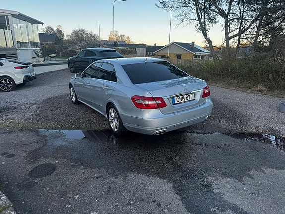 Mercedes-Benz E220 2 of 5