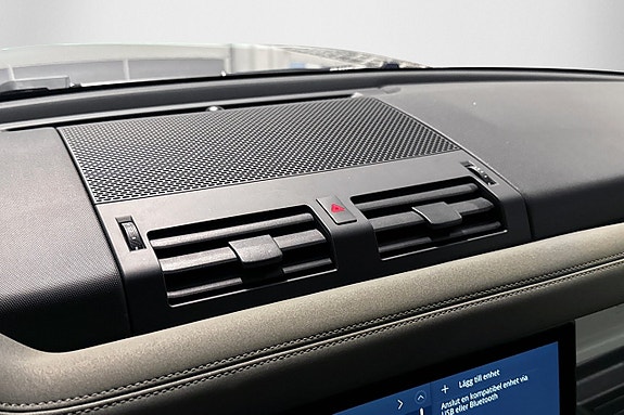 Land Rover Defender 110 22 of 30