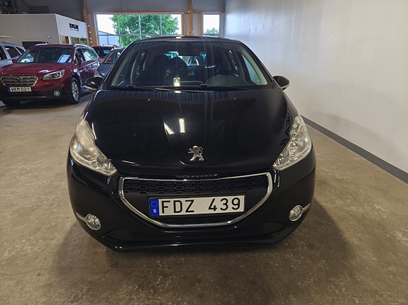 Peugeot 208 2 of 5