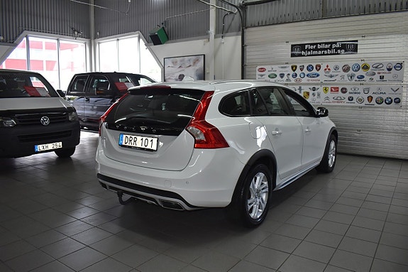 Volvo V60 Cross Country 2 of 5