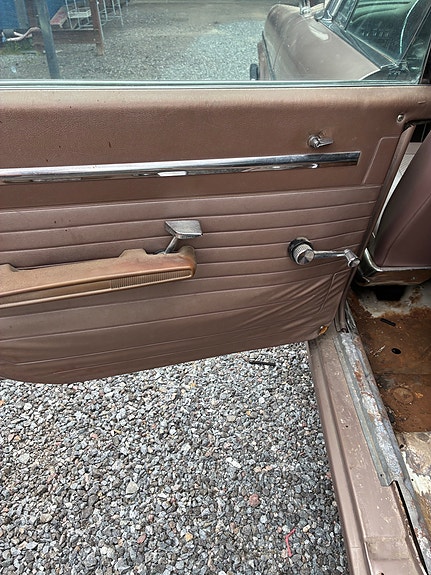 Chrysler Town & Country 13 of 29