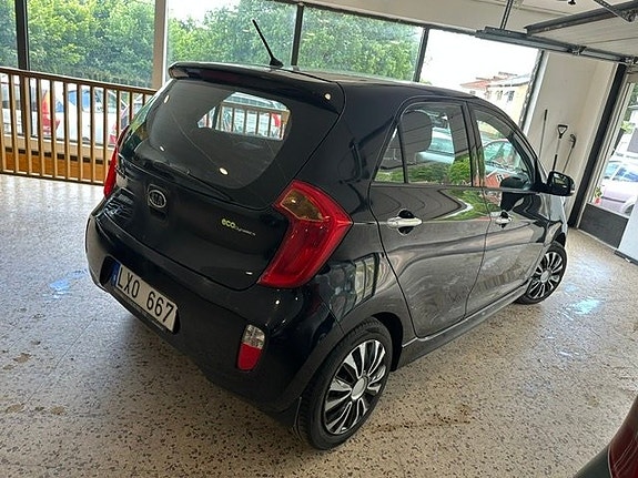 Kia Picanto 7 of 12