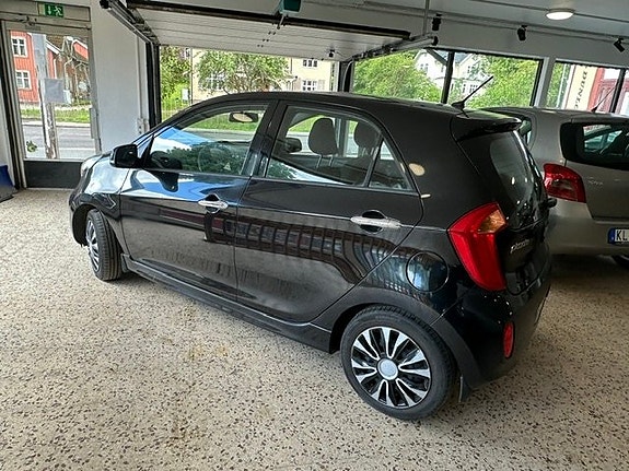 Kia Picanto 10 of 12